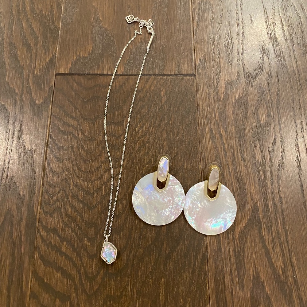 KENDRA SCOTT Mother of Pearl Earrings and Necklace Set